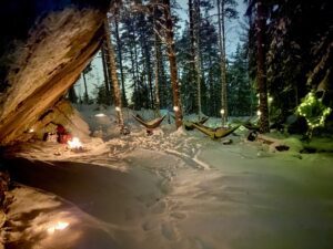 Riippumattorentoutus talvisessa maisemassa